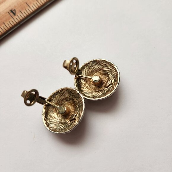 Vintage Textured Gold-Tone Clip On Earrings - Picture 4 of 4